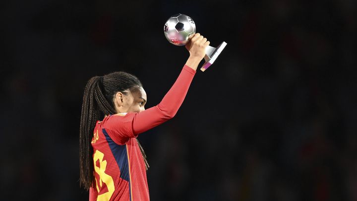 Salma Paralleulo avec son trophée de meilleure jeune de la Coupe du monde, à Sydney, le 20 août 2023. (SIPA)