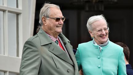 Le prince Henrik de Danemark avec son épouse la reine Margrethe II en 2017 à Aarhus (Danemark). (SCANPIX DENMARK / AFP)