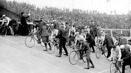 Le d&eacute;part de la course cycliste des 100 kilom&egrave;tres. (AP / SIPA)