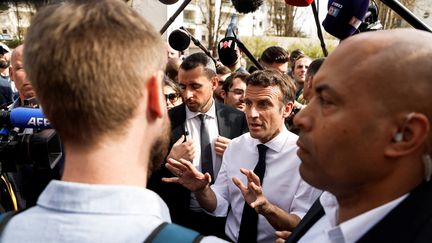 Le président Emmanuel Macron, candidat à sa réelection, discute avec des habitants à Dijon, le 28 mars 2022. (LUDOVIC MARIN / AFP)