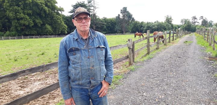 François Lejour, responsable du centre équestre des Acacias à Marines (Val-d'Oise). (SANDRINE ETOA-ANDEGUE / RADIO FRANCE)