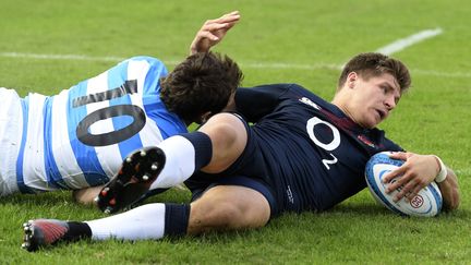 Piers Francis plaqué par Nicolas Sanchez lors d'Argentine-Angleterre (JUAN MABROMATA / AFP)