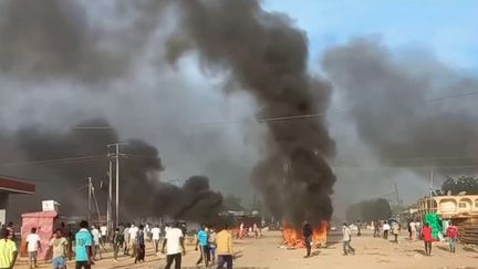 Un jour dans le monde : violentes manifestations au Tchad, inondations dans le plus grand désert de Chine (FRANCE 2)