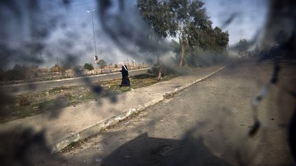 Un véhicule de l'armée irakienne au pare-brise criblé d'impacts de balles à Mossoul (Irak), en janvier 2017 (DIMITAR DILKOFF / AFP)