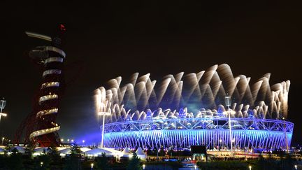 Les artificiers n'attendent pas l'allumage de la flamme pour se faire plaisir. (MARTIN BUREAU / AFP)