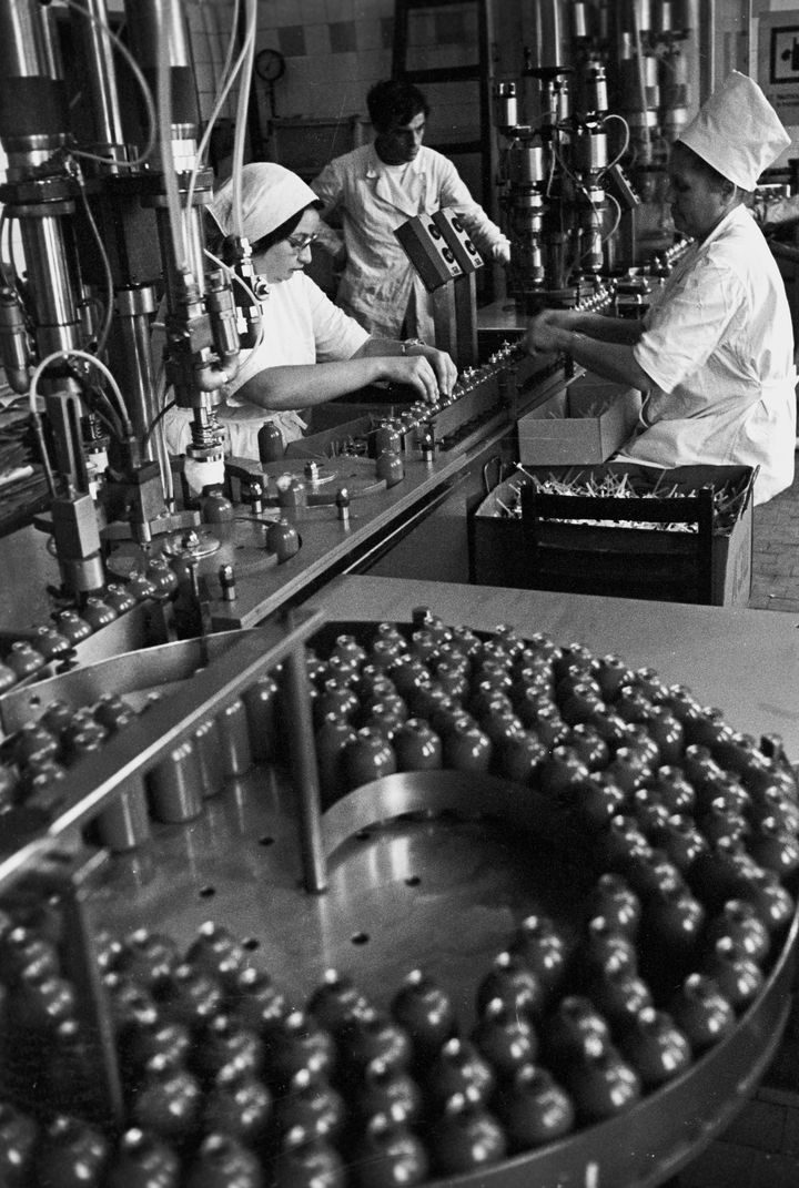 Une fabrique d'aérosols, à Saint-Pétersbourg (actuelle Russie), en 1976.&nbsp; (V. NIKITIN / RIA NOVOSTI / AFP)