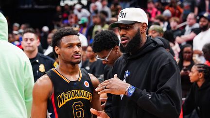 Bronny James aux côtés de son père LeBron James, lors du McDonald's High School Boys All-American Game, à Houston, le 28 mars 2023. (ALEX BIERENS DE HAAN / AFP)