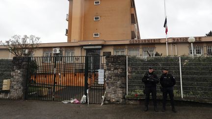 La gendarmerie de Carcassonne, le 24 mars, où les habitants viennent rendre hommage au lieutenant-colonel Beltrame. (MAXPPP)