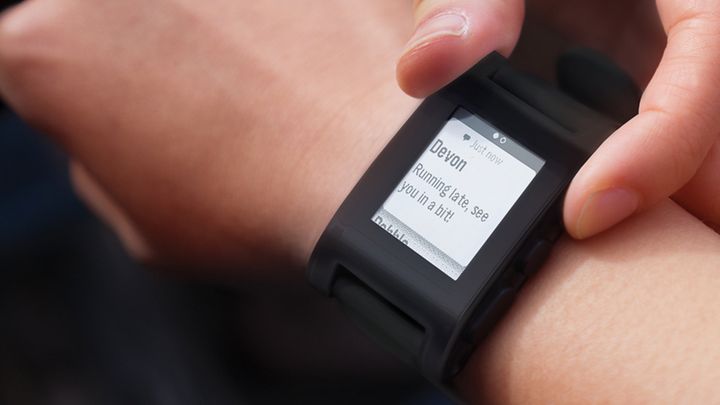 La montre connect&eacute;e Pebble, qui utilise la technologie d'encre &eacute;lectronique pour limiter sa consommation d'&eacute;nergie. (PEBBLE)