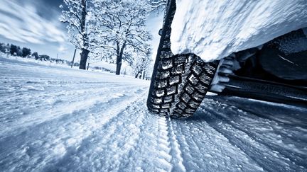 Si les pneus hiver jouent pleinement leur rôle sur la neige, rien ne vaut en montagne de vrais pneus neige. (1001PNEUS.FR)