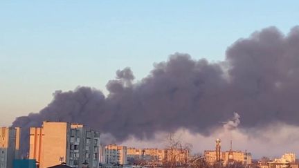 La ville de Lviv, à l'ouest de l'Ukraine, jusque-là épargnée, a été visée par les troupes russes. Dans la ville portuaire stratégique de&nbsp;Marioupol, il est toujours très difficile de s'approcher du théâtre bombardé le mercredi 16 mars. (FRANCE 3)