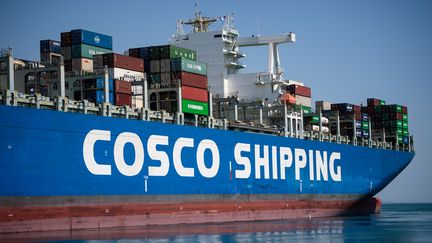 La navire cargo&nbsp;Cosco&nbsp;quitte le port de la&nbsp;Fos-Sur-Mer (Bouches-du-Rhône), le 23 juillet 2020. (CLEMENT MAHOUDEAU / AFP)