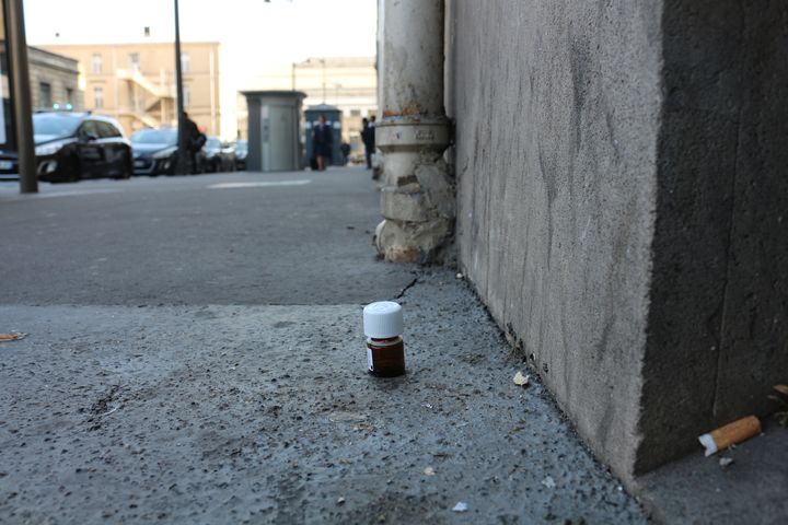 Un flacon de méthadone abandonné sur le sol,&nbsp;rue Ambroise-Paré, dans le&nbsp;10e arrondissement de Paris, le 11 octobre 2016. (BENOIT ZAGDOUN / FRANCEINFO)