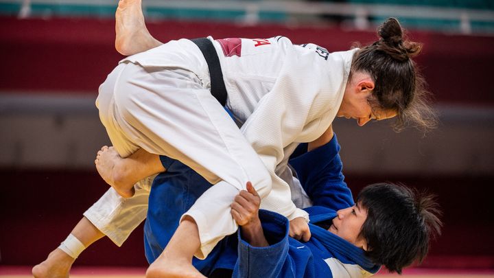 La judokate Sandrine Martinet face à la Chinoise Li Liqing lors des quarts de finales des Jeux paralympiques de Tokyo. (PHILIP FONG / AFP)