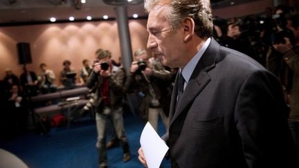 François Bayrou dans son QG dimanche soir (BERTRAND LANGLOIS / AFP)