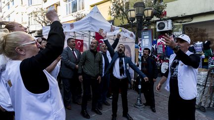 Des partisans de l'opposition turque manifestent pour le "non" au référendum à Istanbul, en Turquie, le 13 avril 2017. (CITIZENSIDE/ENRICO DEL PUNTA / CITIZENSIDE)