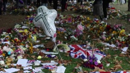 Mort d'Elizabeth II : des dizaines de milliers de fleurs près de&nbsp;Buckingham Palace (France 2)