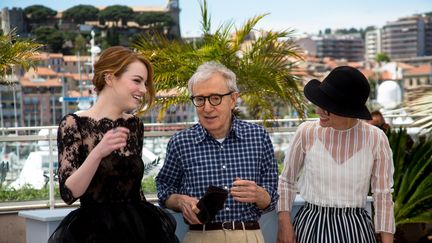 Woody Allen entouré des actrices Emma Stone et Parker Posey lors de la présentation de "Irrational Man" à Cannes 
 (HUBERT BOESL / DPA / dpa Picture-Alliance/AFP)