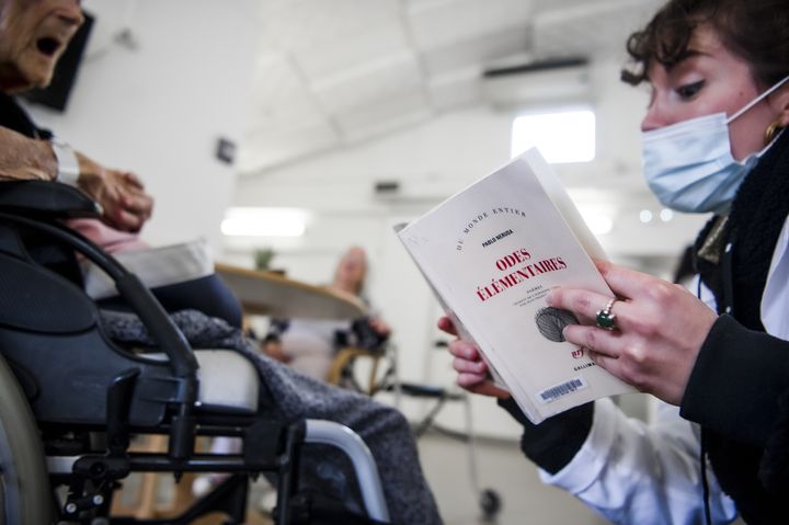 La comédienne du Théâtre de la Ville, Sophy-Clair David en pleine consultation poétique à l'hôpital Charles Foix en mars 2021 (NORA HOUGUENADE - Théâtre de la Ville - APHP)