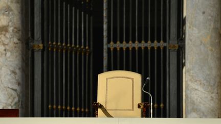 Il fera alors une derni&egrave;re apparition &agrave; une fen&ecirc;tre de la villa pour saluer les fid&egrave;les. Ce sera sa derni&egrave;re apparition publique en tant que pape en exercice. En avril, il se retirera dans un monast&egrave;re sur la colline du Vatican. (GABRIEL BOUYS / AFP)