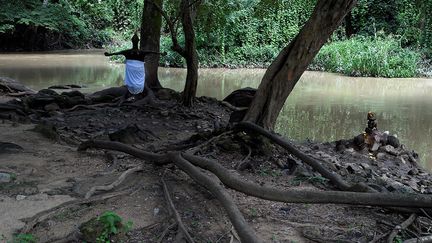 Chaque été depuis plus de trente 30 ans, un pèlerinage se tient dans la forêt. Les fidèles font des offrandes pour demander un enfant, avoir un métier, gagner de l’argent ou réaliser un rêve. Ce festival fait de processions et de fêtes se déroule au bord de l’eau, où des milliers de personnes honorent la déesse Osun. Cette tradition toujours en évolution, permet de recréer les liens mystiques entre le peuple, le roi et la déesse.&nbsp; &nbsp; &nbsp; (PIUS UTOMI EKPEI / AFP)