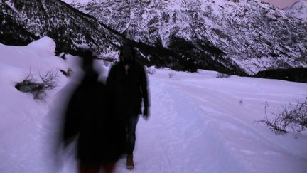 Des migrants traversent les Alpes pour rejoindre la France, près de la ville de Nevache (Hautes-Alpes), le 21 décembre 2017. (SIEGFRIED MODOLA / REUTERS)