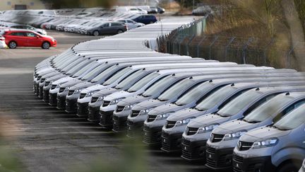 Des voitures garées dans une usine PSA de&nbsp;Ellesmere Port (Royaume-Uni), le 16 mars 2020. (PAUL ELLIS / AFP)