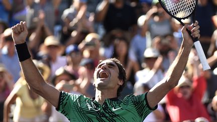 Roger Federer à la suite de sa victoire à Indian Wells, en Californie aux Etats-Unis, le 19 mars 2017. (KEVORK DJANSEZIAN / GETTY IMAGES NORTH AMERICA)