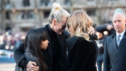 Laeticia Hallyday et Laura Smet lors de l'hommage populaire à Johnny Hallyday à paris, le 9 décembre 2017. (BLONDET / SIPA)