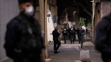 La police sécurise la rue où&nbsp;un brigadier&nbsp;a été tué à proximité d'un point de trafic de drogue à Avignon (Vaucluse),&nbsp;le 5 mai 2021. (CLEMENT MAHOUDEAU / AFP)