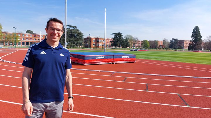 Alexandre Guyon des Diguères sur la nouvelle piste d'entraînement d'athlétisme de l'INSEP, refaite à neuf ces derniers mois, avec sous le tartan de la fibre optique. (SOLENNE LE HEN / RADIO FRANCE / FRANCEINFO)