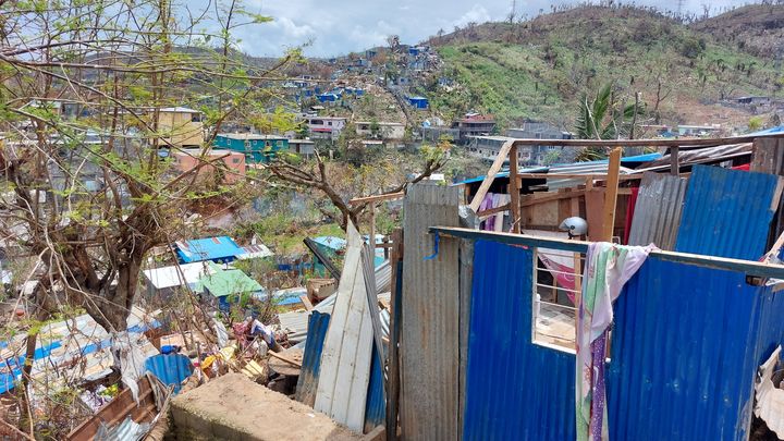 Un banga en cours de reconstruction dans le bidonville de Trevani, à Mayotte, le 28 décembre 2024. (AGATHE MAHUET / FRANCEINFO / RADIO FRANCE)