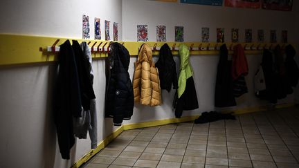 Le couloir d'une école élémentaire. Photo d'illustration. (PHILIPPE LOPEZ / AFP)