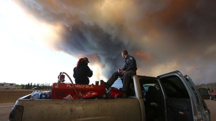 Un groupe tente de sauver des animaux dans les environs de Fort McMurray (Canada), ville ravagée par des incendies.&nbsp; (COLE BURSTON / AFP)
