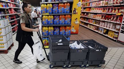 Une employ&eacute;e traverse un supermarch&eacute;, &agrave; Lanton (Gironde), le 30 ao&ucirc;t 2013. ( REGIS DUVIGNAU / REUTERS)