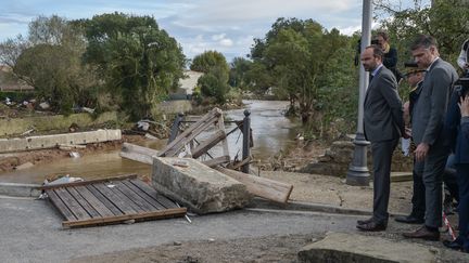 Le Premier ministre, Edouard Philippe, constate les dégâts après les intempéries à Villegailhenc (Aude), le 15 octobre 2018. (PASCAL PAVANI / AFP)