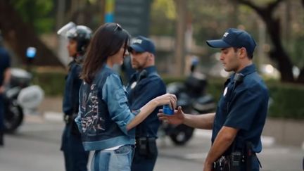 Capture écran Youtube de la publicité Pepsi avec Kendall Jenner, jeudi 6 avril 2017. (KENDALL AND KYLIE)