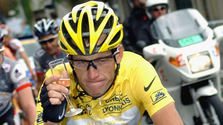 Lance Armstrong brandit une coupe de champagne apr&egrave;s sa quatri&egrave;me victoire dans le Tour de France, le 27 juillet 2003.&nbsp; (CHRISTOPHE ENA/AP/SIPA / AP)