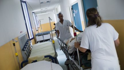 Des soignants à l'hôpital d'Argenteuil, dans le Val d'Oise, le 23 juillet 2013. (FRED DUFOUR / AFP)