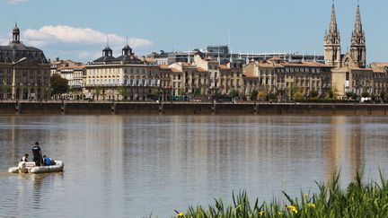 Op&eacute;rations de recherche dans la Garonne pour retrouver Julien Teyssier, le 2 mai 2012. (DAVID THIERRY / SUD OUEST / MAXPPP)