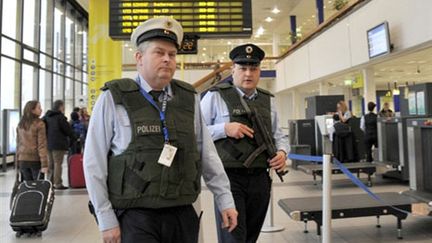 Des policiers patrouillent dans l'aéroport de Berlin-Schönefeld, le 17 Novembre 2010 (AFP - Bernd Settnik)