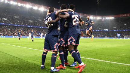 Célébration collective après le tour de magie de Lionel Messi contre Manchester City. (FRANCK FIFE / AFP)