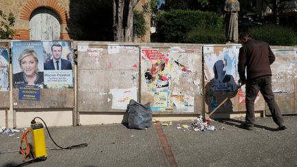 Panneaux d'affichage à Cessales, près de Toulouse, le 28 avril 2017. (ERIC CABANIS / AFP)