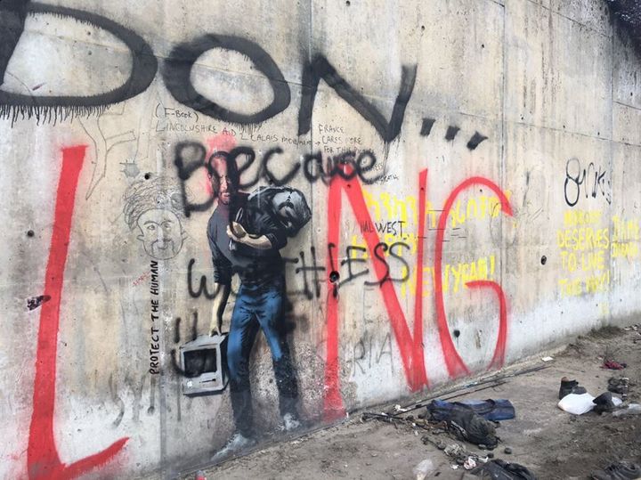 Une œuvre de Banksy à proximité de l'entrée de la "Jungle", à Calais, vendredi 22 janvier 2016.&nbsp; (FABIEN MAGNENOU / FRANCETV INFO)