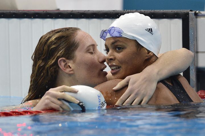 Coralie Balmy félicite Camille Muffat après sa médaille d'or sur le 400 m nage libre (FABRICE COFFRINI / AFP)