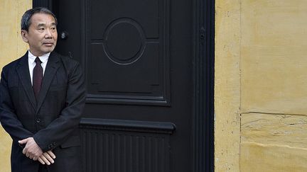 Haruki Murakami devant la maison de Hans Christian Andersen au Danemark en octobre 2016.
 (Henning Bagger / Scanpix Denmark / AFP)