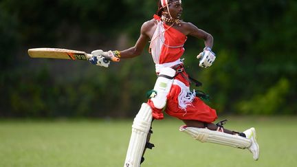 Malgré sa désapprobation, les joueurs ont participé aux tournois vêtus de leurs costumes traditionnels : pagne rouge autour du corps, bijoux et coiffe de perles et de plumes.
 
 
 
 (REUTERS/Philip Brown)