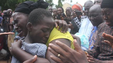 Une mère embrasse sa fille le 25 juillet 2021 après sa libération avec 27 autres élèves suite à leur enlèvement dans un internat dans le nord-ouest de l'Etat de Kaduna, au Nigeria.&nbsp; (AFP)