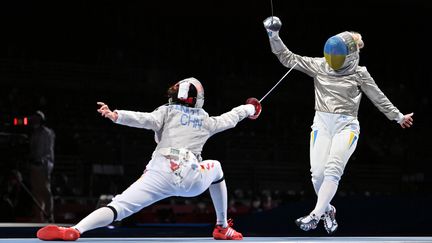 La Chinoise Yang Hengyu et l'Ukrainienne Olga Kharlan lors des Jeux olympiques de Tokyo, le 26 juillet 2021. (FABRICE COFFRINI / AFP)