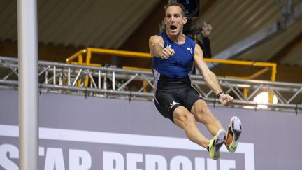 Le perchiste français Renaud Lavillenie après avoir passé une barre à 6,06 m au All Star Perche à Aubière (Puy-de-Dôme), le 27 février 2021. (THIERRY ZOCCOLAN / AFP)